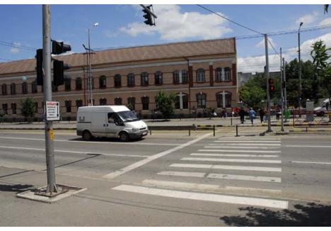 OBSTACOLE. Şoferii care vor să ajungă în Calea Aradului rulând pe Bulevardul Decebal dinspre Tudor Vladimirescu trebuie să traverseze nu mai puţin de trei "zebre", un semafor şi un giratoriu pe doar o sută de metri